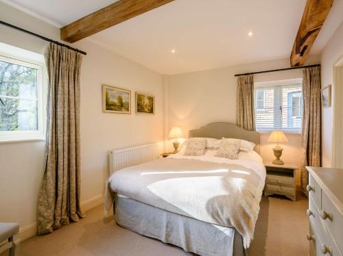 Ένα ή περισσότερα κρεβάτια σε δωμάτιο στο 2 Bed in Midhurst 88938