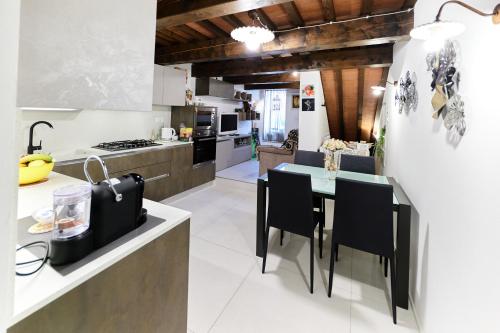 cocina y comedor con mesa y sillas en Residenza e Campanoun, en Santarcangelo di Romagna