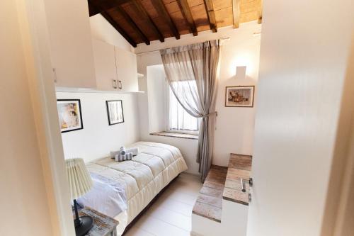 1 dormitorio con cama y ventana en Residenza e Campanoun, en Santarcangelo di Romagna