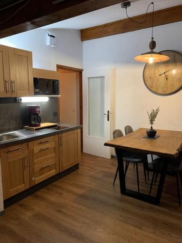 une cuisine avec une table et une salle à manger dans l'établissement Chalet le Daim appartement 6 pers Vue Mont-Blanc, à Combloux