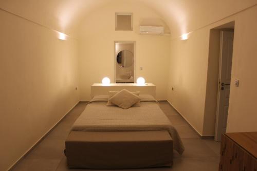 - une chambre dotée d'un lit avec deux lumières dans l'établissement Villa Finika Santorini, à Mesariá