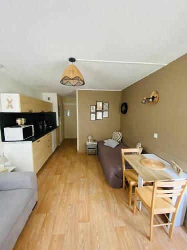 un salon avec un canapé et une table dans l'établissement Appartement résidence le bec de l’aigle, à Laveissière