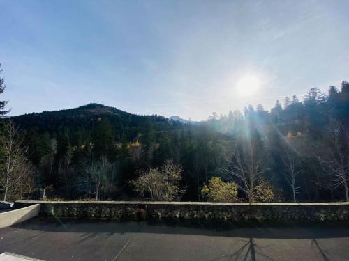 a view of a mountain with the sun in the sky at Appartement résidence le bec de l’aigle in Laveissière
