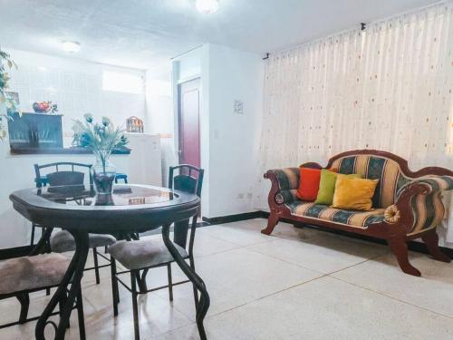 uma sala de estar com um sofá e uma mesa em Lindo apto amoblado ¡super central! RNT734 em Armenia