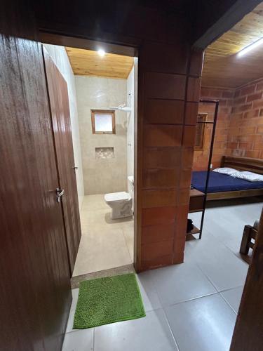 La salle de bains est pourvue de toilettes. dans l'établissement Casa condomínio, à Mairinque
