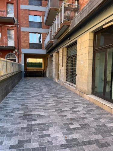 an empty sidewalk in front of a building at Calari Rooms - Affittacamere in Bologna
