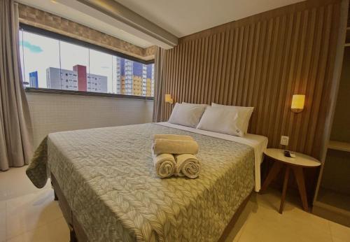 Una habitación de hotel con una cama con dos toallas. en GOLDFLAT - Manaíra by PenareiaTurBr, en João Pessoa