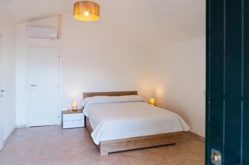um quarto com uma cama com duas velas em Villa Torre di Lupo- Manfredi Homes&Villas em Mattinata