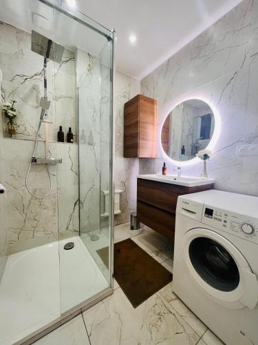La salle de bains est pourvue d'un lave-linge et d'une douche. dans l'établissement Cœur d'Azur Appartement, à Nice