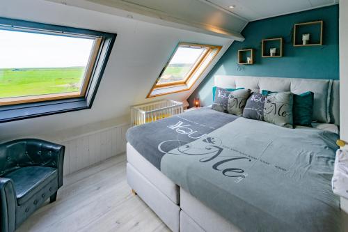 a bedroom with a bed and a large window at De Waddenparel in Kinnum