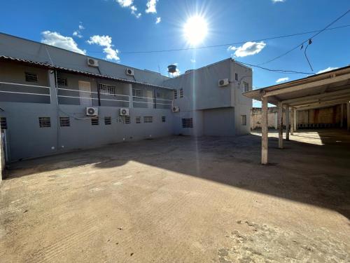 un gran edificio blanco con el sol en el cielo en OSCAR BLUE MATO VERDE, en Mato Verde