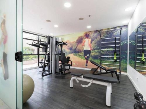 a room with a painting of a woman running in a gym at Flat Hotel av Macuco São Paulo Ibirapuera UH-2710 in São Paulo