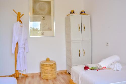 a bedroom with a white cabinet and a bed at MAMA,3 min à la plage10 min à la médina in Essaouira