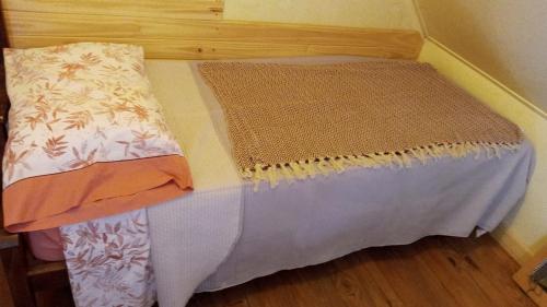 uma cama com uma cabeceira de madeira num quarto em La alpina de YOLI em Ushuaia