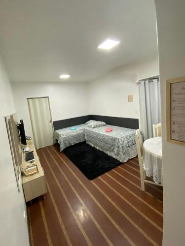 Habitación con cama y mesa. en Ap Centro Foz do Iguaçu até 4 pessoas, en Foz do Iguaçu