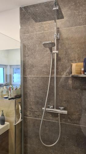 バート・ノイェンアール・アールヴァイラーにあるFerienwohnung Wurzelechtのバスルーム(シャワー、シャワーヘッド付)が備わります。