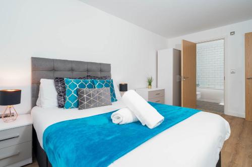 1 dormitorio con 1 cama grande con manta azul en Luxury Apartment - Private Parking - City Centre - Free Netflix & Wifi - 304H en Birmingham