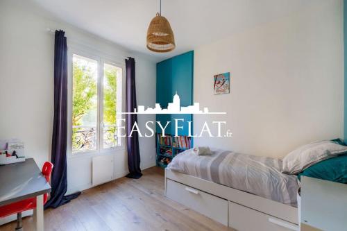 - une chambre avec un lit, un bureau et une fenêtre dans l'établissement Nice 5-bedroom apartment like a house, Boulogne, by Easyflat, à Boulogne-Billancourt