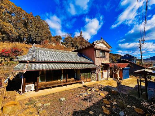 an old house in the middle of a mountain at Ikkenyado Smeura - Vacation STAY 53726v in Otoyocho