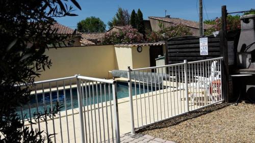 une clôture blanche à côté d'une piscine dans l'établissement Provence Vaucluse Ventoux Villa Caromb, à Caromb