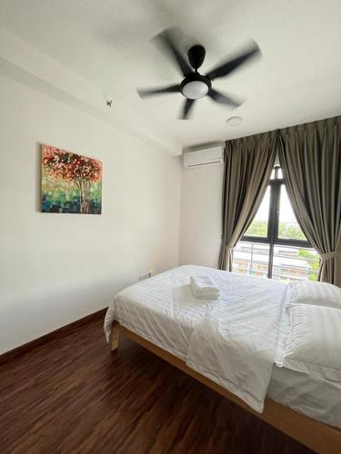 Schlafzimmer mit einem Bett und einem Deckenventilator in der Unterkunft Comfort City homes 1 - Studio type in Donggongon