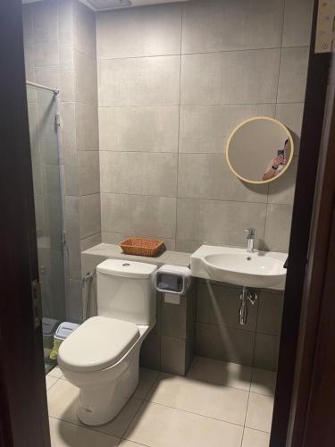 ein Bad mit einem WC und einem Waschbecken in der Unterkunft Comfort City homes 1 - Studio type in Donggongon