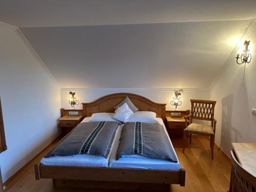 una camera con un letto blu e una sedia di Esterer a Grödig