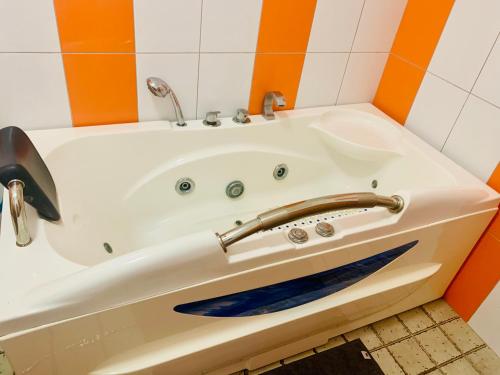 La salle de bains est pourvue d'une baignoire avec un robinet. dans l'établissement Villa individuelle avec piscine 5 chambres, à Flic-en-Flac
