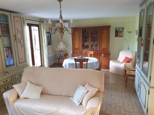 un salon avec un canapé et une table dans l'établissement maison proche du lac, à Aix-les-Bains