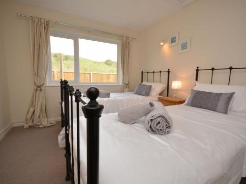 Tempat tidur dalam kamar di 2 Bed in Sutton On Sea 42804