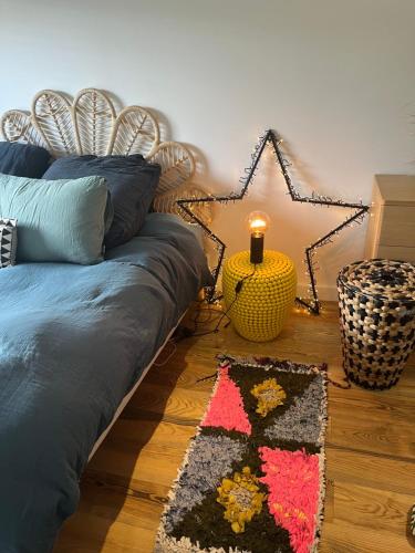 - un salon avec un canapé et un tapis à l'étage dans l'établissement Villa Marie, à Sévrier