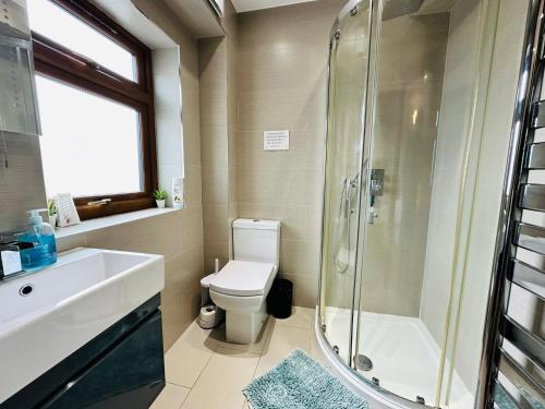 Ett badrum på Spacious 6 Bed Residence in Wembly, London
