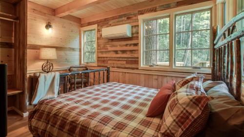 sypialnia z łóżkiem w drewnianym domku w obiekcie The Dogwood in Treehouse Grove at Norton Creek w mieście Gatlinburg
