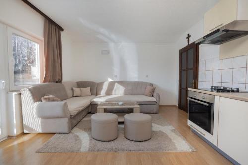 Dapur atau dapur kecil di Apartman Radoš