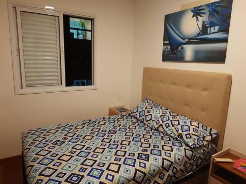 1 dormitorio con cama y ventana en Apartamento para Negócios e Lazer no Aeroporto en Sao Jose do Rio Preto