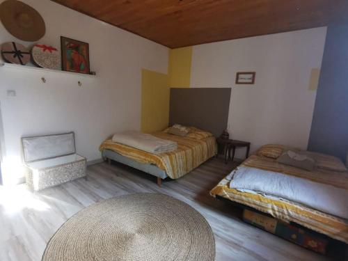 Photo de la galerie de l'établissement Grande maison, piscine et poêle à bois , à SOUAL, à Soual