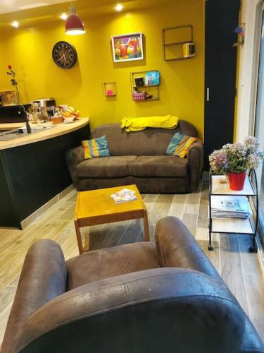 Photo de la galerie de l'établissement Grande maison, piscine et poêle à bois , à SOUAL, à Soual