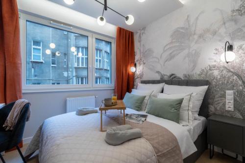 Un dormitorio con una cama grande y una ventana en Lucky Seven No. 2 en Poznan