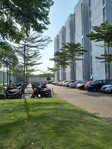 a row of motorcycles parked in front of a building at DND Room Aero in Teko