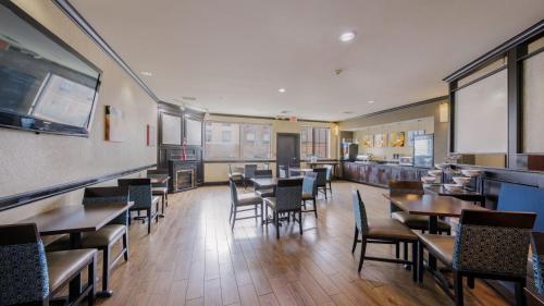 a dining room with tables and chairs in a restaurant at Comfort Suites Lawton Near Fort Sill in Lawton