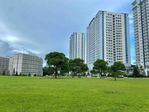 een park met hoge gebouwen en bomen in een veld bij New Cozy Staycation in Tagaytay in Tagaytay