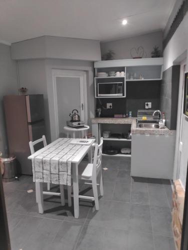une cuisine avec une table et des chaises dans l'établissement La Chapelle - The Apartment, à Montagu