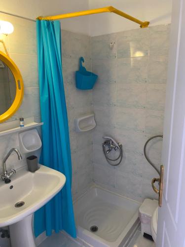 ein Badezimmer mit einer Dusche, einem Waschbecken und einer Badewanne in der Unterkunft Mitato Studios in Myrtos