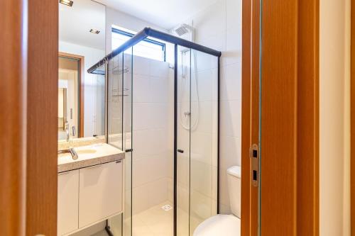 ein Badezimmer mit Dusche, Toilette und Waschbecken in der Unterkunft Elegância Tropical San Martin - Destino BSM 303 C in Barra de São Miguel