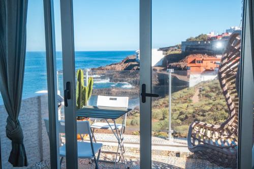 Cette chambre offre une vue sur l'océan et dispose d'une table. dans l'établissement El estudio de Jessica, à La Laguna