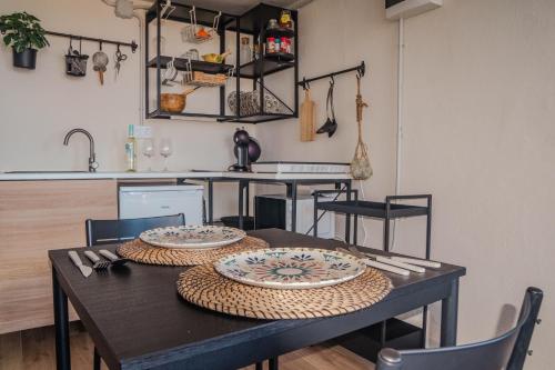 una mesa de comedor con dos platos encima en El estudio de Jessica en La Laguna