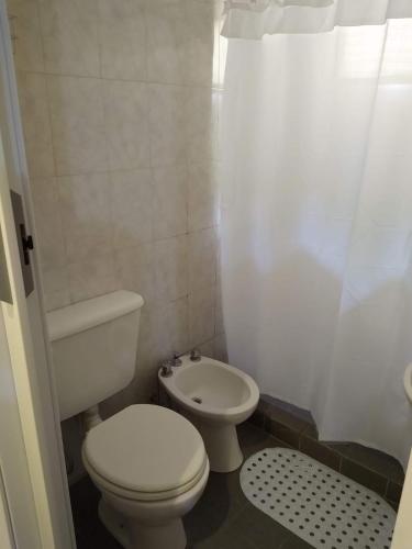 y baño pequeño con aseo y bidet. en Departamento MDP 4personas max en Mar del Plata