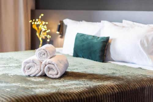 a pile of towels sitting on top of a bed at Flat 1111 WCT Berrini Brooklin in Sao Paulo