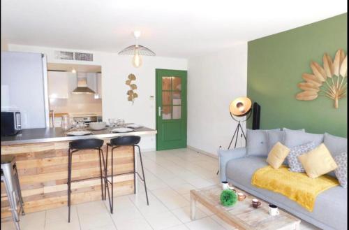 un salon avec un canapé et une cuisine dans l'établissement Proche mer 3P+40m2 terrasse, à Antibes