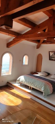une chambre avec deux lits et deux fenêtres dans l'établissement Villa sur la plage Sainte maxime, à Sainte-Maxime